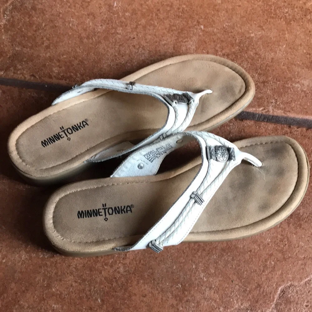 Minnetonka White Women's Sandals - Picture 12 of 13